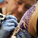 Während der Schwangerschaft sollte man sich kein Tattoo stechen lassen.