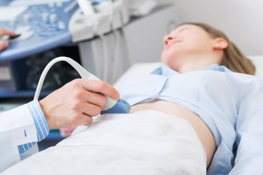 Untersuchungen im Rahmen der Pränataldiagnostik lassen zunächst das Risiko für Chromosomenstörungen oder anderen Krankheiten beim Ungeborenen bestimmen.