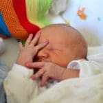 Neben den nützlichen Utensilien für den Sprössling gehören auch hilfreiche Dinge für die frisch gebackene Mama zur Erstausstattung.