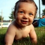 Robben, krabbeln, stehen – irgendwann im zweiten Lebenshalbjahr unternehmen die meisten Babys die ersten Fortbewegungsversuche