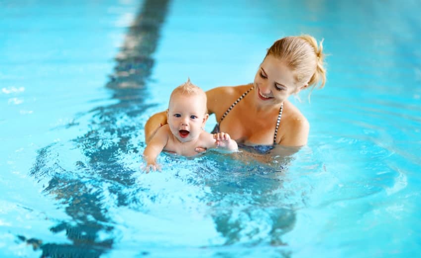 Eltern-Kind-Kurse wie beispielsweise das Babyschwimmen können die Bindung zwischen Eltern und Baby stärken