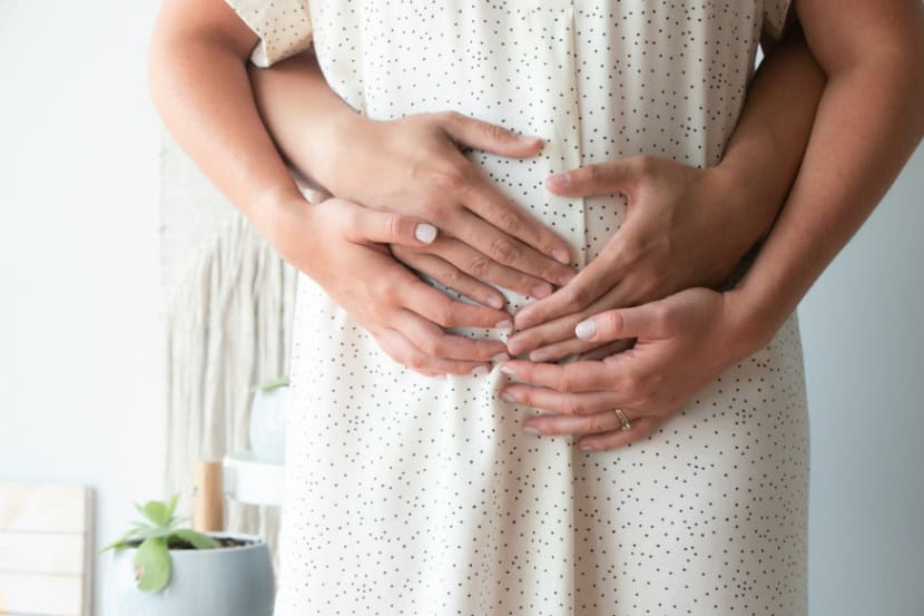 Vor allem die ersten Wochen einer Schwangerschaft können, aber müssen nicht, unangenehm sein. Übelkeit, Unwohlsein und Erbrechen kommen wegen der hormonellen Veränderungen und der psychischen Anspannung häufiger vor.
