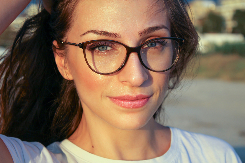 Nahaufnahme einer Frau mit Brille