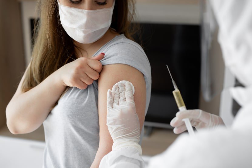 Jetzt ist es amtlich. Die Ständige Impfkommission STIKO am Robert-Koch-Institut empfiehlt die mRNA-Impfung gegen Covid-19 auch in der Schwangerschaft und Stillzeit.