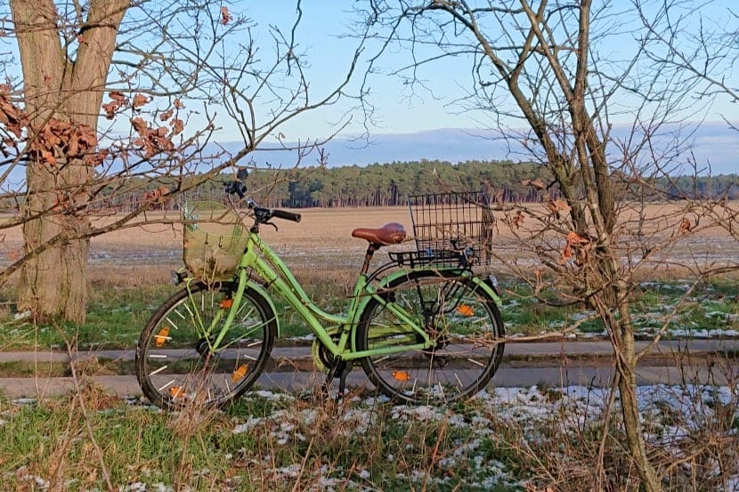 Fahrrad in winterlicher Landschaft