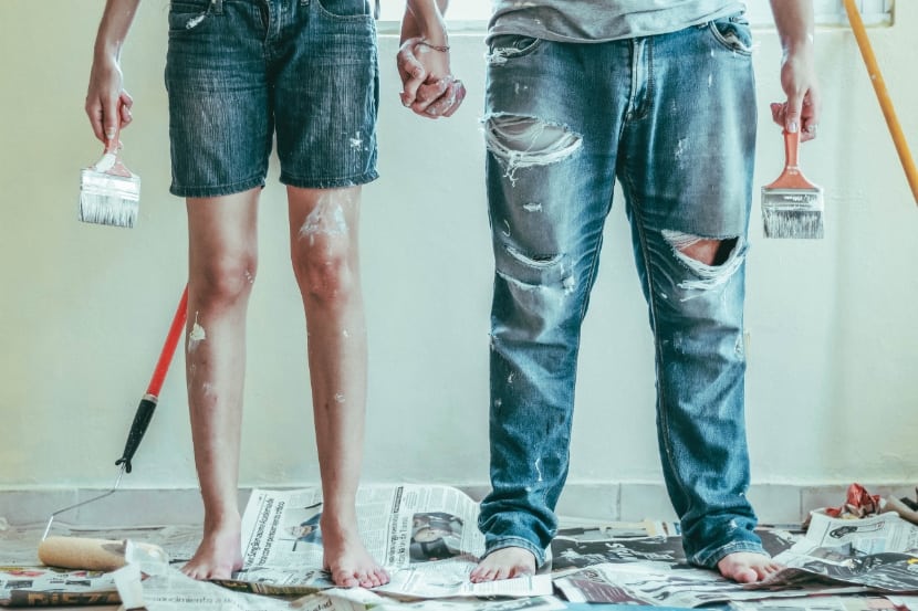 Paar beim Renovieren der Wohnung
