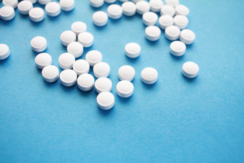 Tabletten auf blauer Unterlage