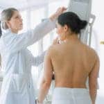 Im Krankenhaus unterzieht sich eine Patientin einem Mammographie-Screening-Verfahren zur Brustkrebs-Prävention.