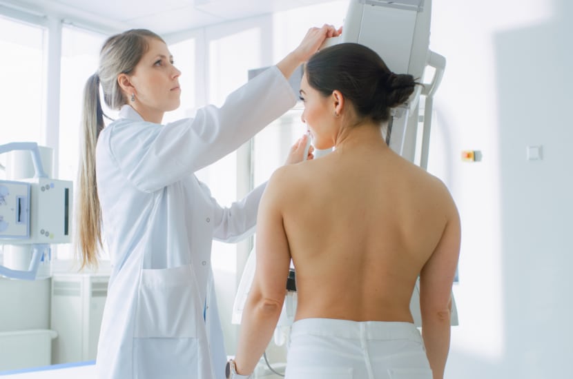 Im Krankenhaus unterzieht sich eine Patientin einem Mammographie-Screening-Verfahren zur Brustkrebs-Prävention.