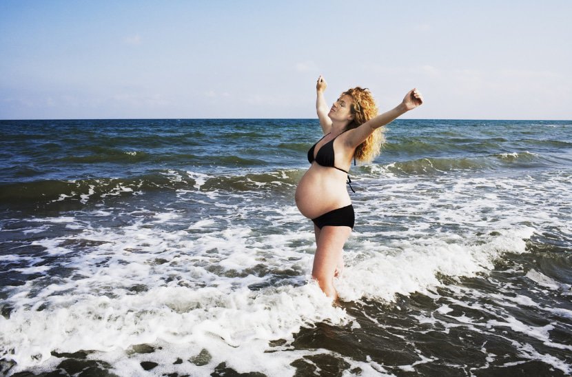 Schwangere Frau am Meer