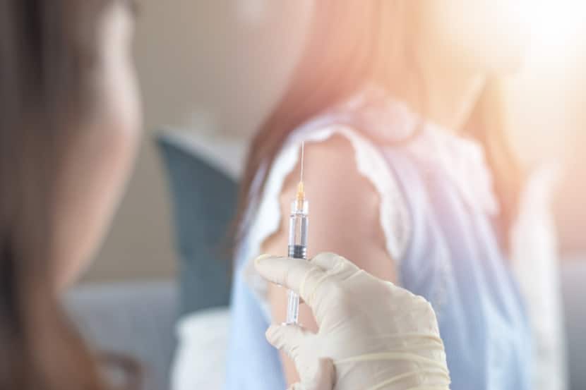Schwangere, die gegen Influenza geimpft wird