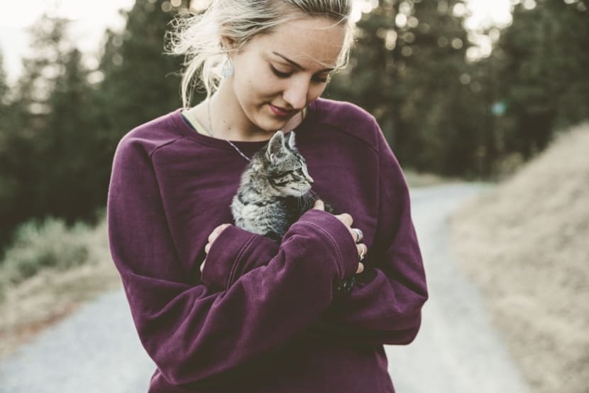 Frau mit junger Katze im Arm